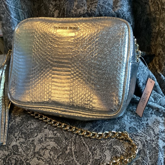 Victoria Secret silver wig tassel crossbody bag with chain - Picture 3 of 4